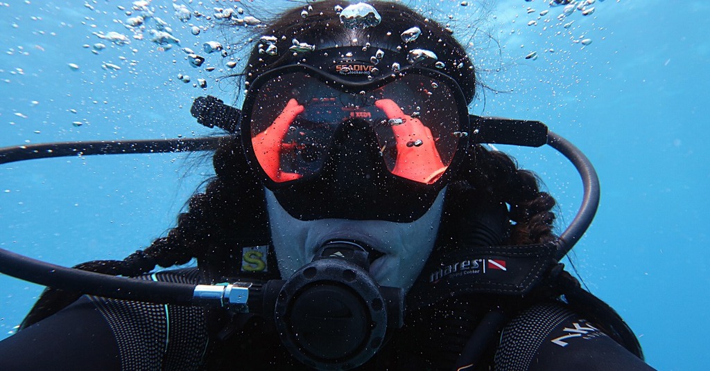 Gwen volunteer diving Belize